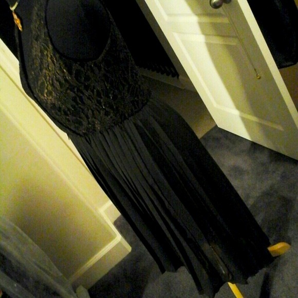 Tip in quietly in a S.L. Dress! - Picture 3 of 4